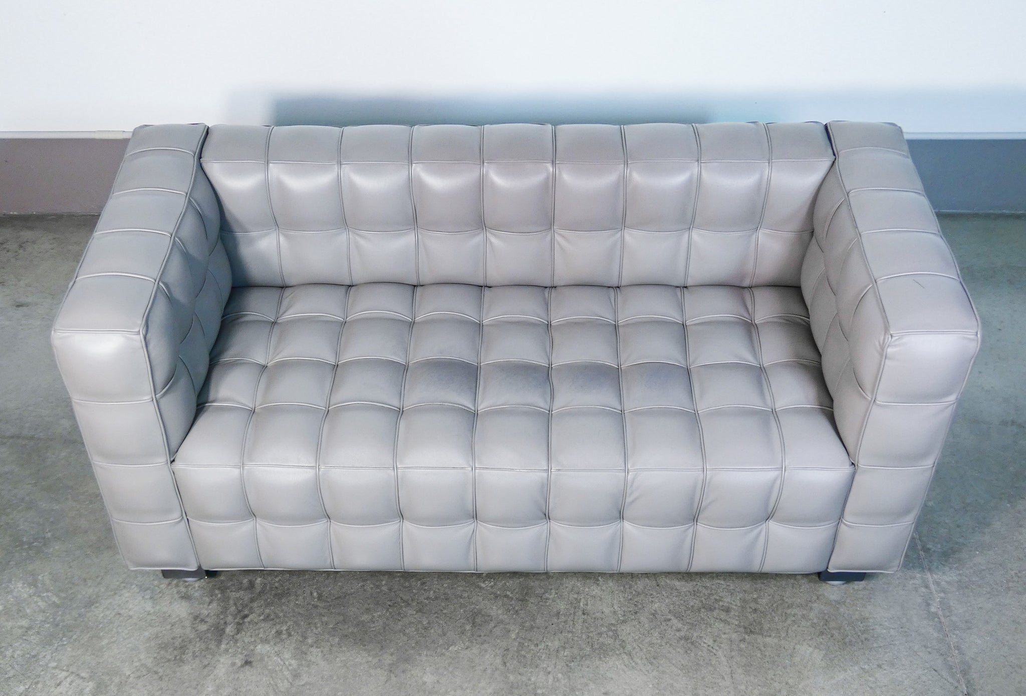divano kubus sofa design josef hoffmann epoca 1980s poltrona pelle grigio