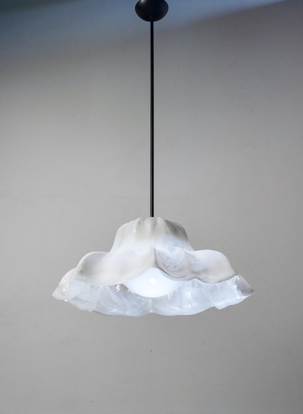 lampadario serie ninfee design toni zuccheri per venini epoca 1960 vetro opalino