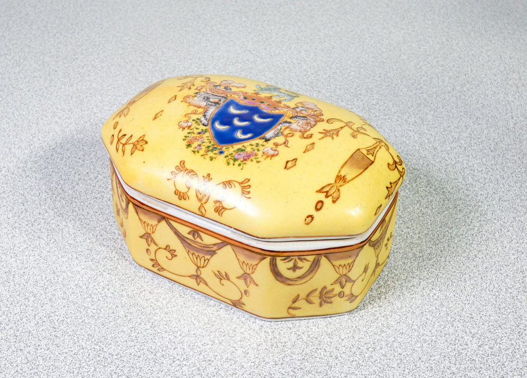scatola porcellana ceramica dipinta a mano stemma nobiliare firmata de wan
