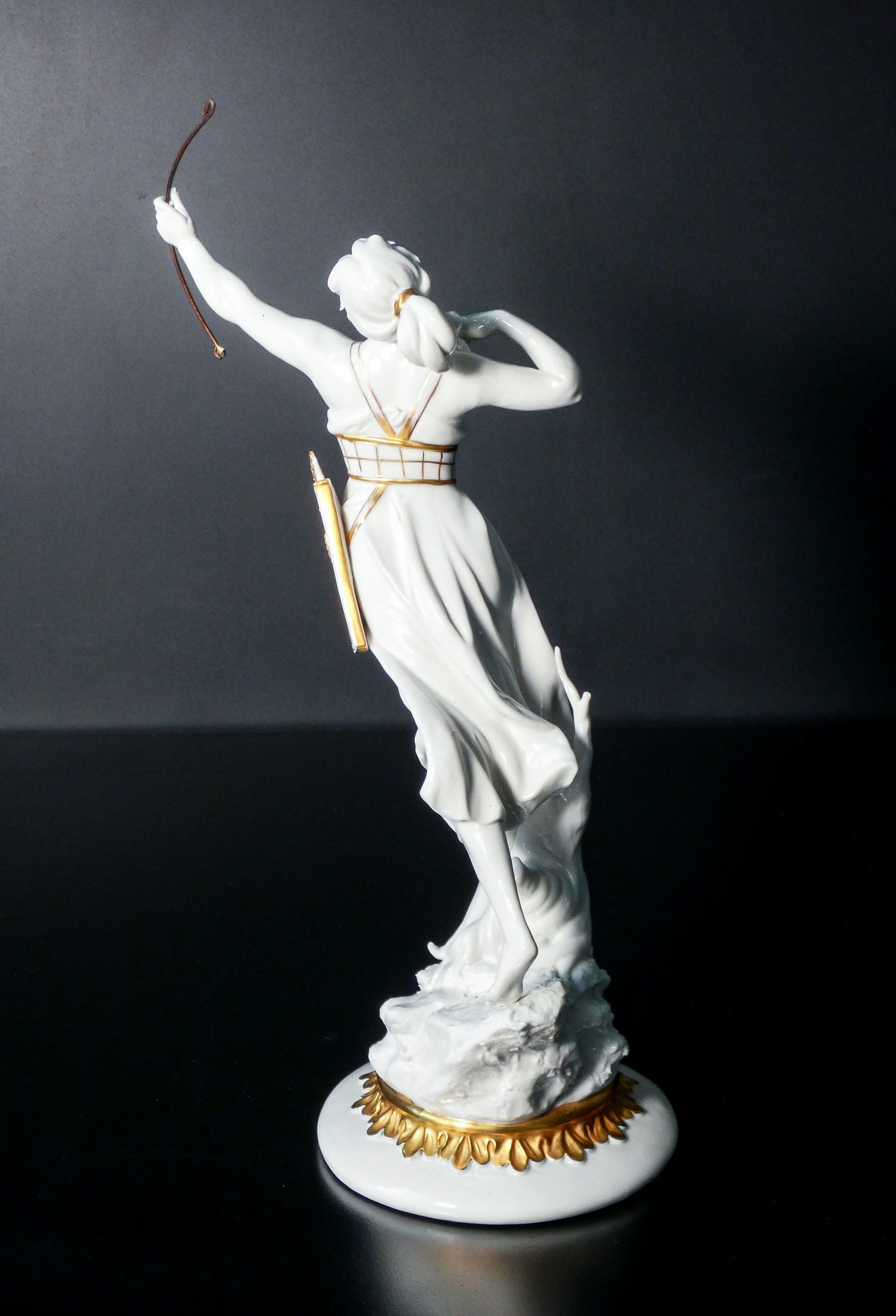 scultura artemide diana cacciatrice arciera porcellana capodimonte epoca