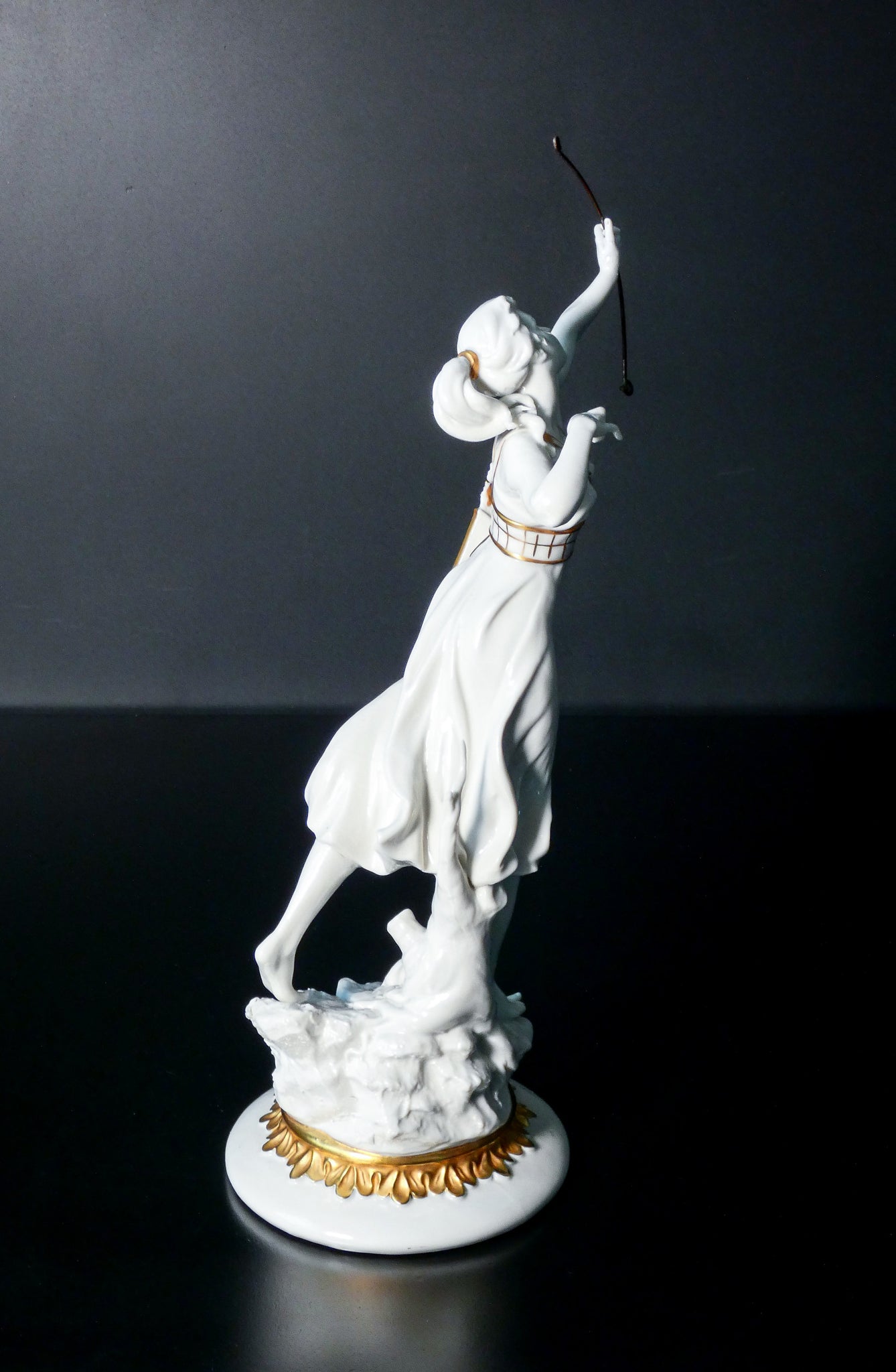 scultura artemide diana cacciatrice arciera porcellana capodimonte epoca