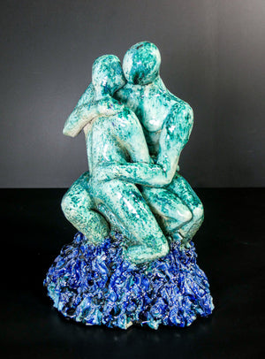 scultura bacio coppia amanti gres ceramica smalto policromo firmata arte