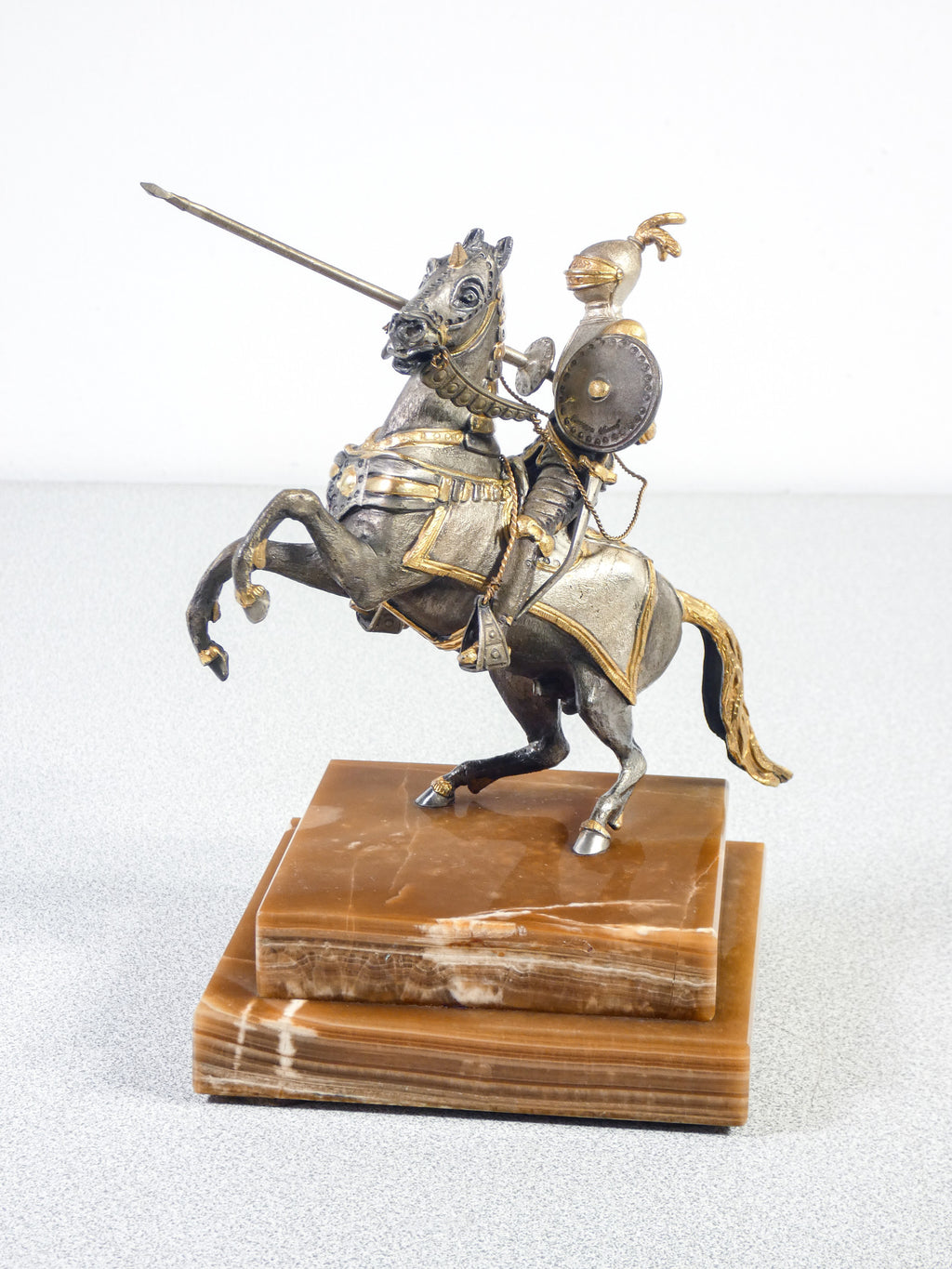 scultura cavaliere firmata giuseppe vasari statua metallo torneo giostra cavallo