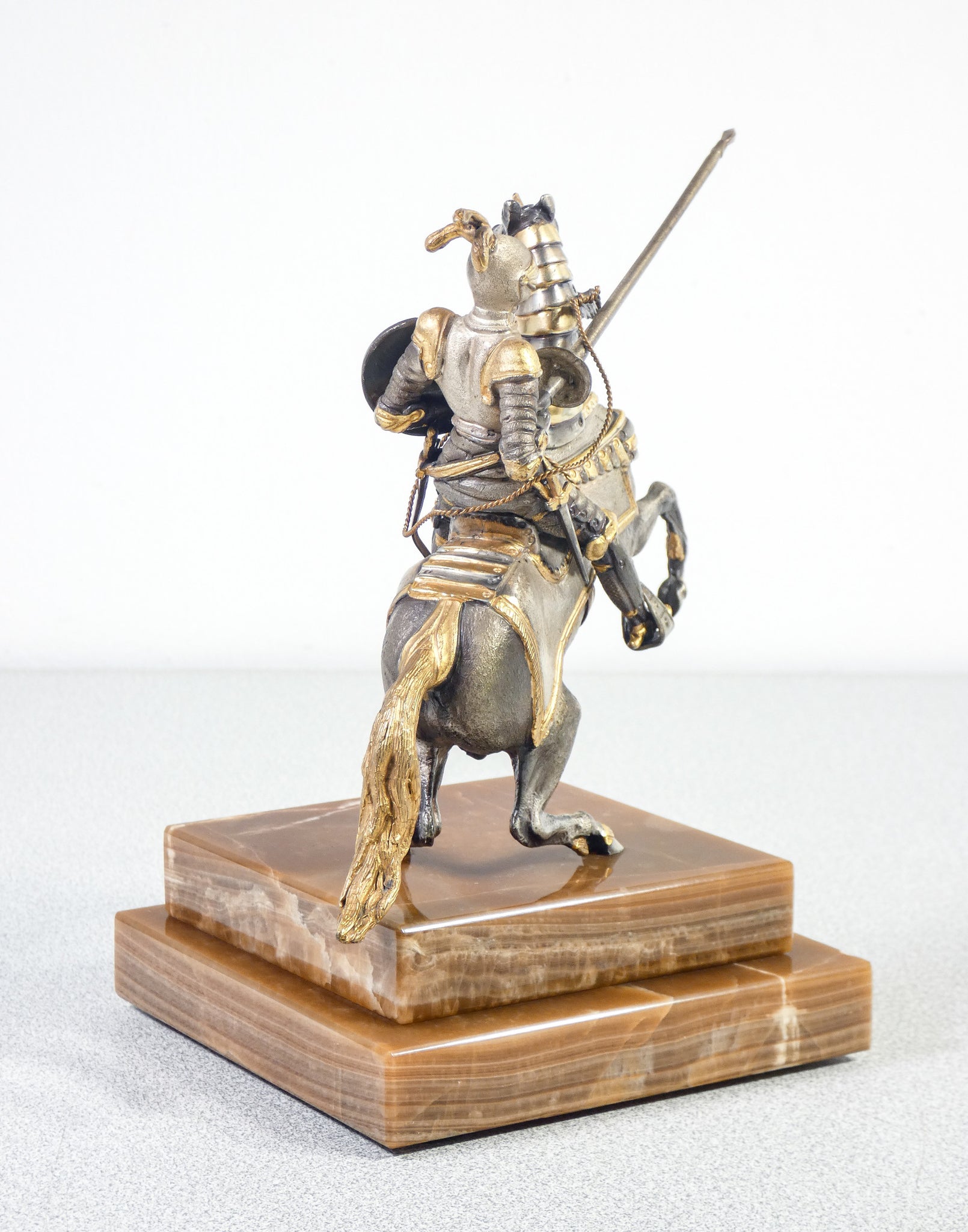 scultura cavaliere firmata giuseppe vasari statua metallo torneo giostra cavallo