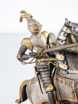 scultura cavaliere firmata giuseppe vasari statua metallo torneo giostra cavallo