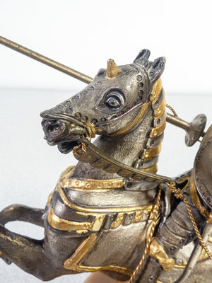 scultura cavaliere firmata giuseppe vasari statua metallo torneo giostra cavallo