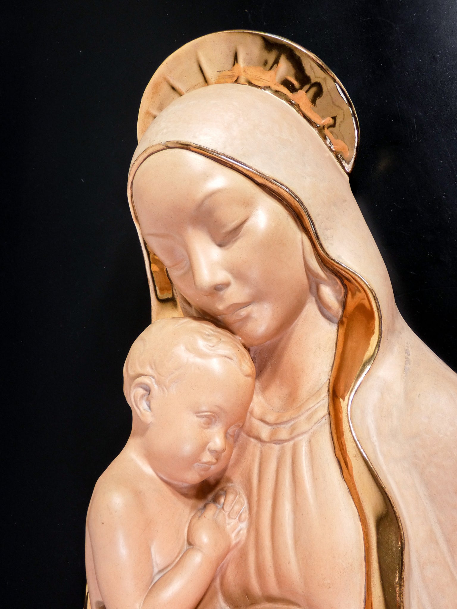 scultura zaccagnini madonna con bambino maria gesu nativita ceramica dorata
