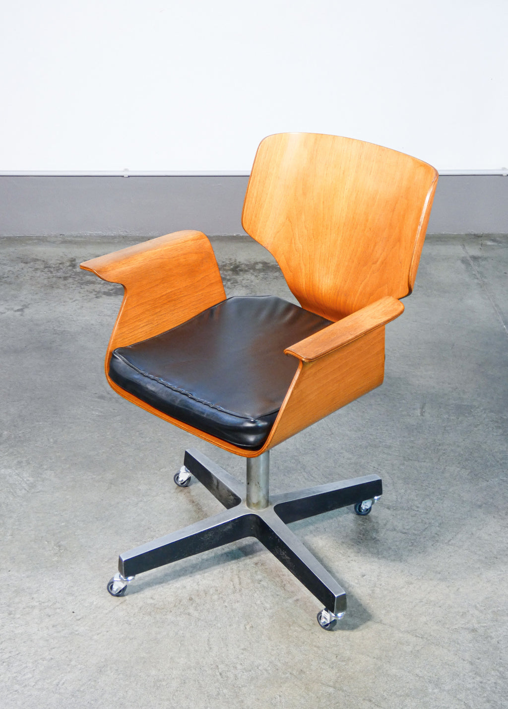 sedia girevole design stile carlo ratti legno curvato 1950s ufficio braccioli
