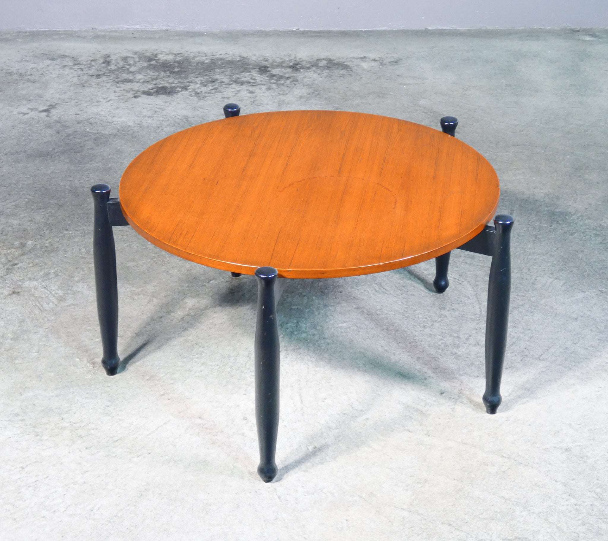 tavolino basso da caffe circolare design legno 1970s vintage round coffee table