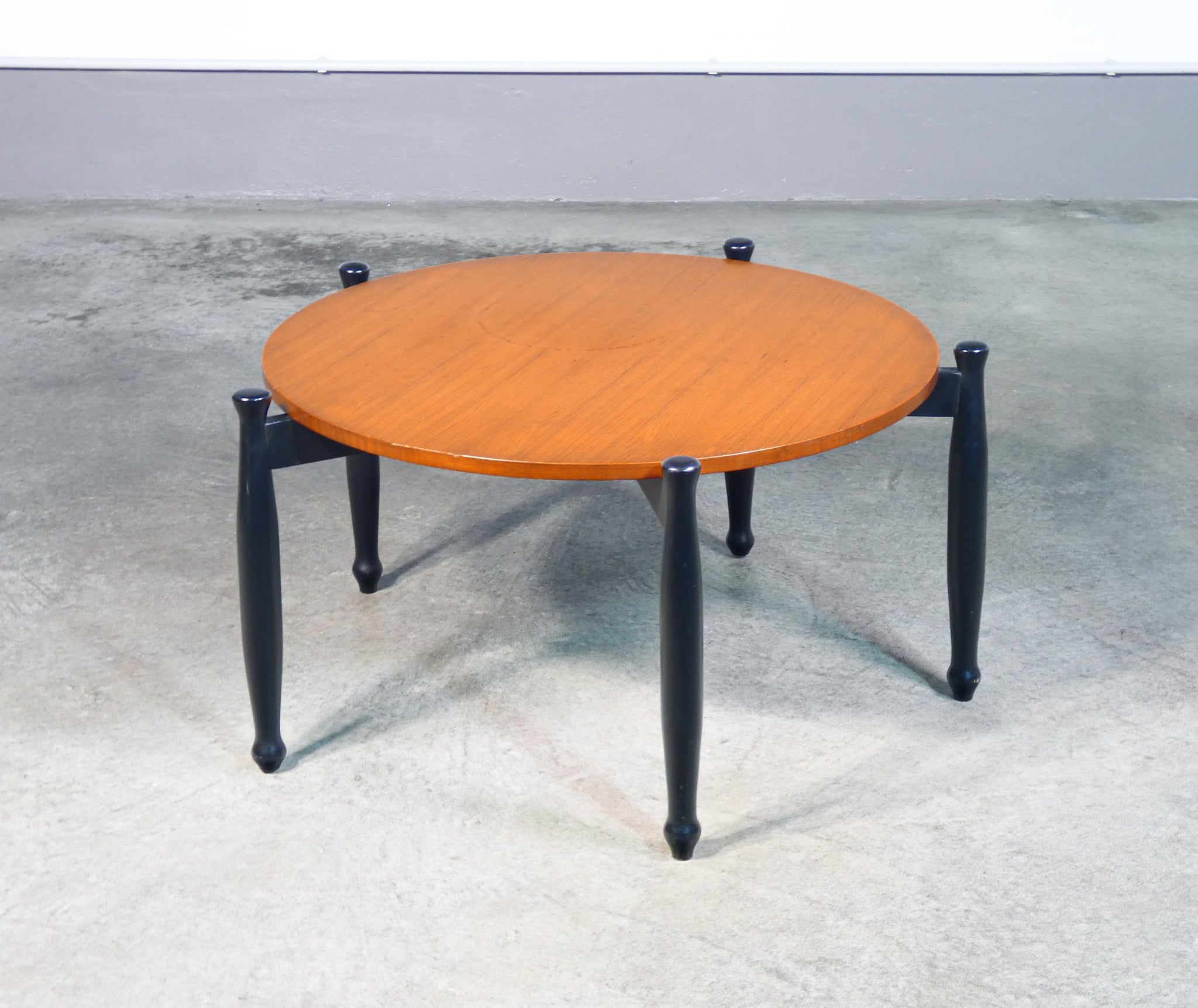 tavolino basso da caffe circolare design legno 1970s vintage round coffee table