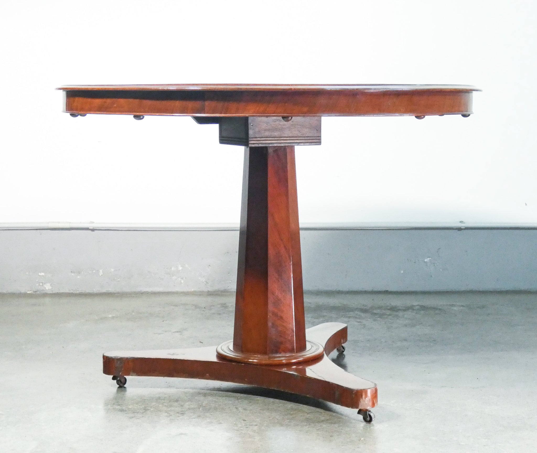 tavolo a vela tondo legno mogano gamba treppiede epoca 1900 inghilterra