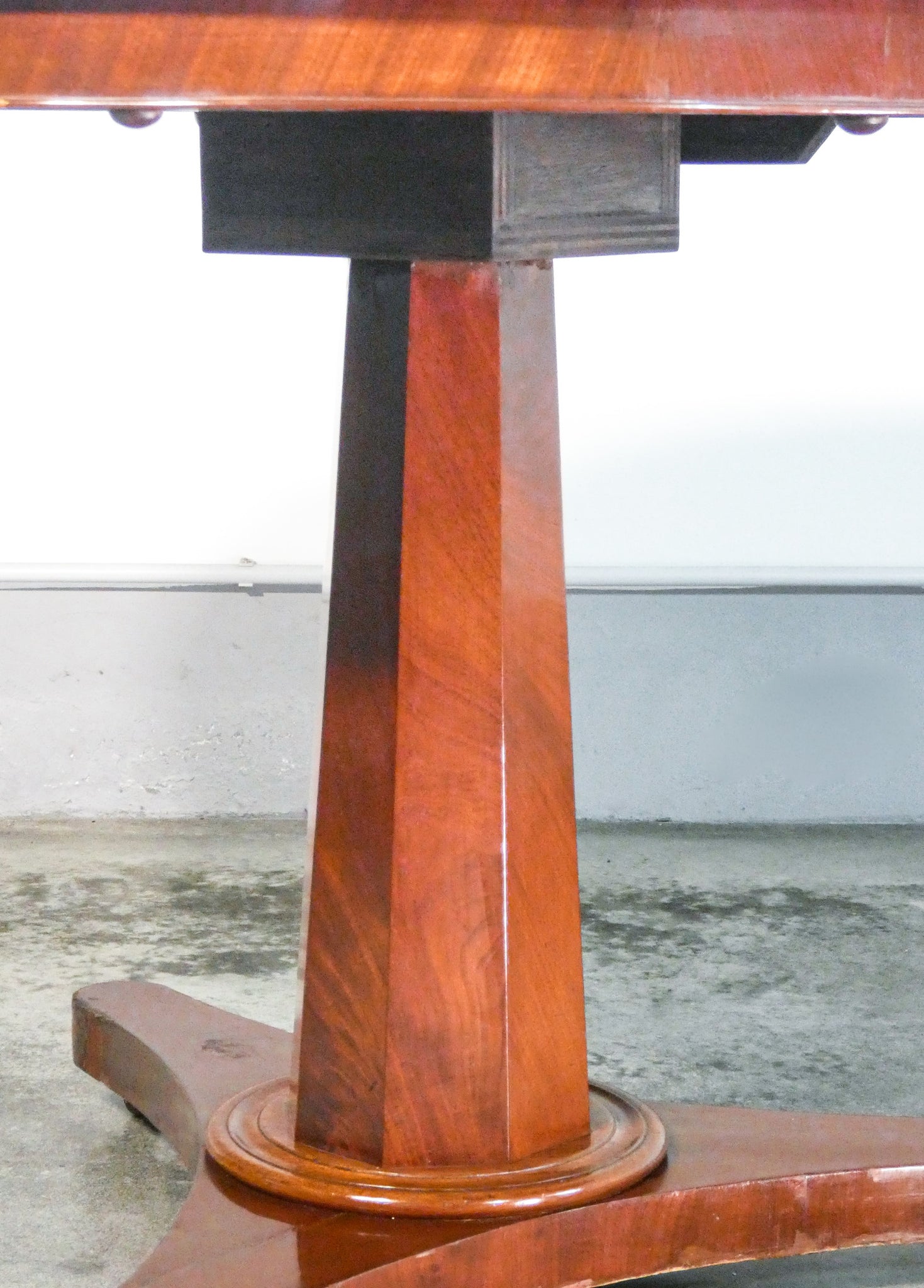 tavolo a vela tondo legno mogano gamba treppiede epoca 1900 inghilterra