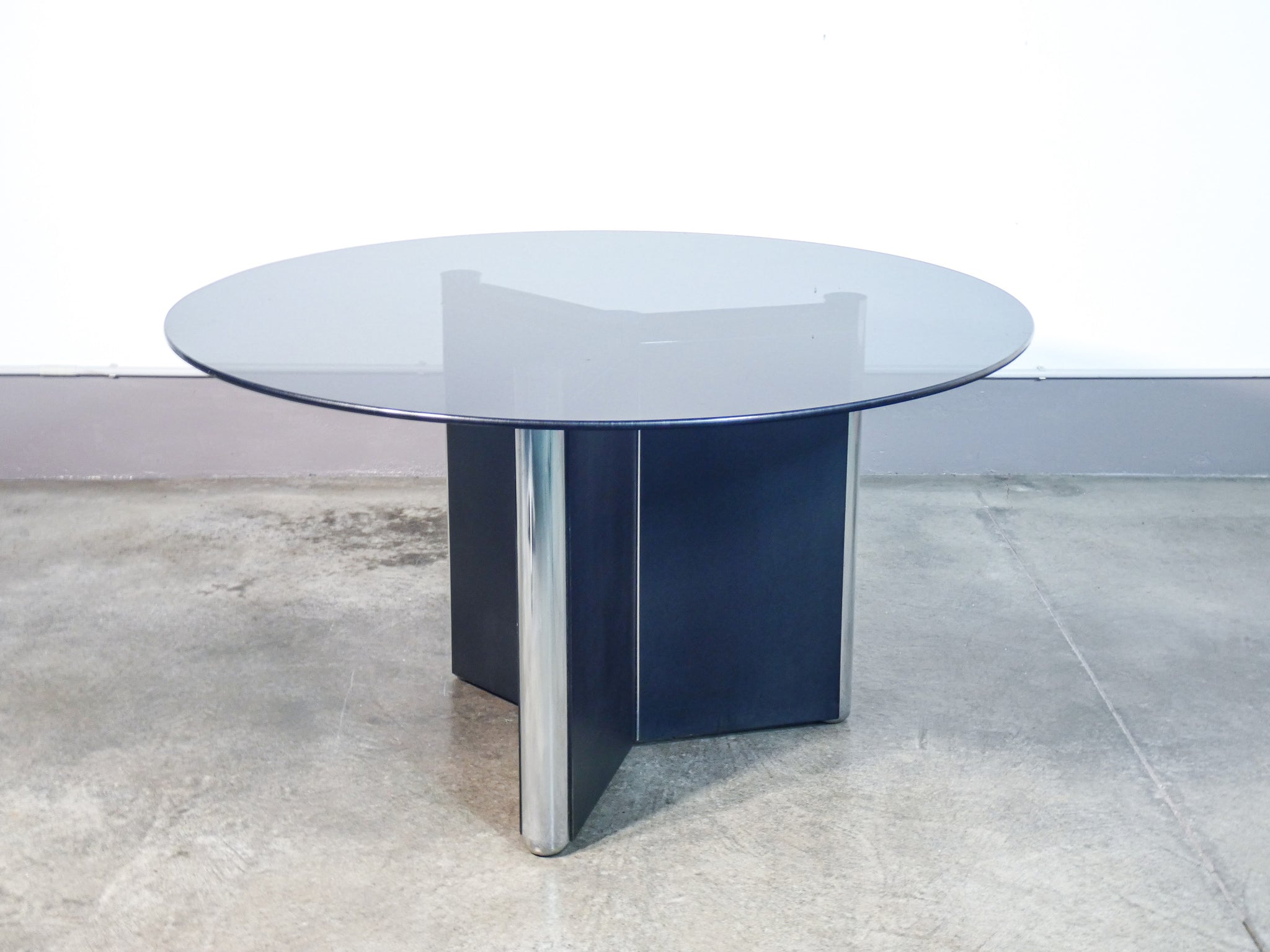 tavolo circolare design italia vintage 1970s vetro fume metallo cromato legno